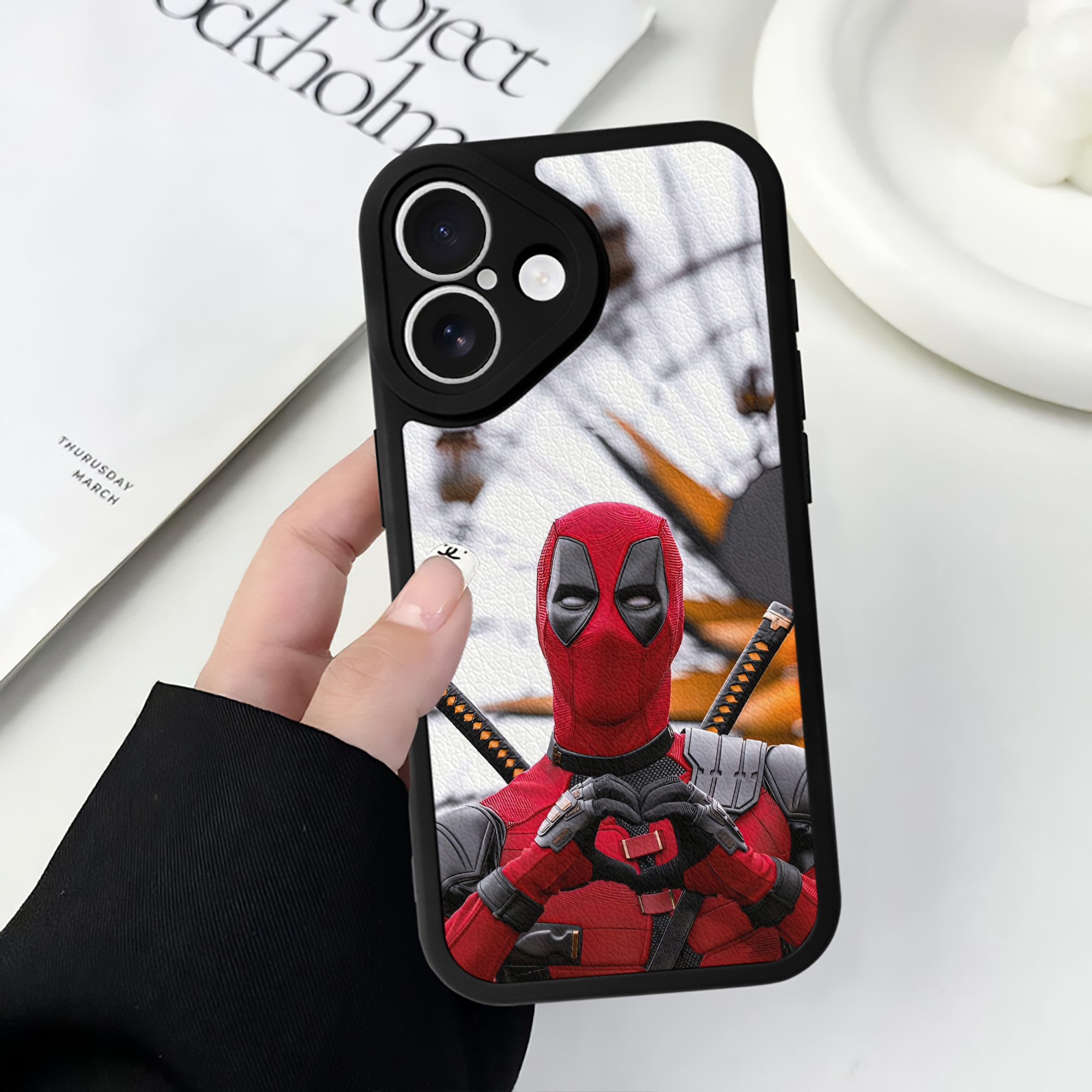 （画像用） Deadpool デッドプール 【iPhone 16シリーズ対応】シリコンスマホケース（レザー調） 材質：シリコン